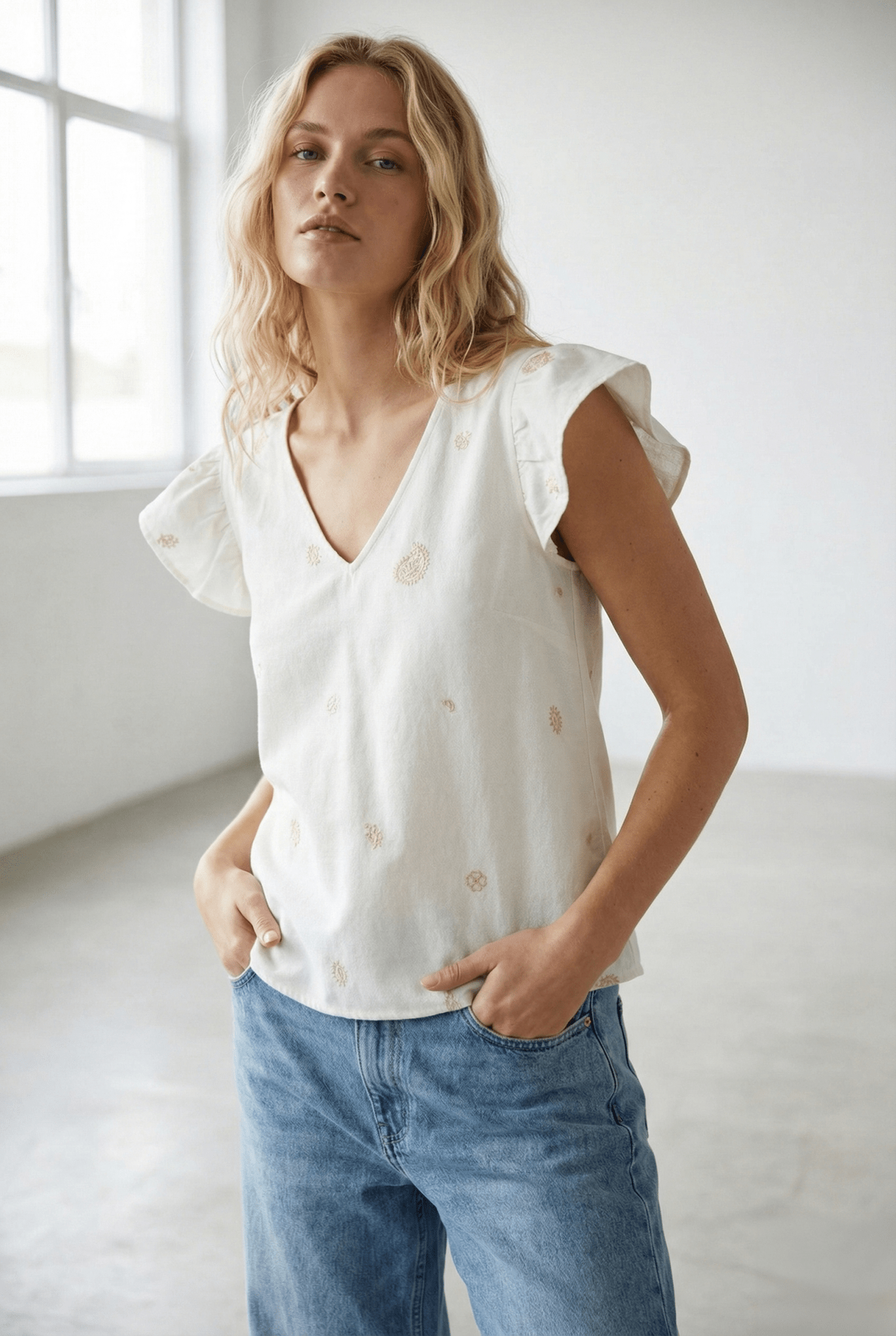 Bluse mit Stickerei, Volantärmeln & Rückenbindung - Blossom Hair & Fashion