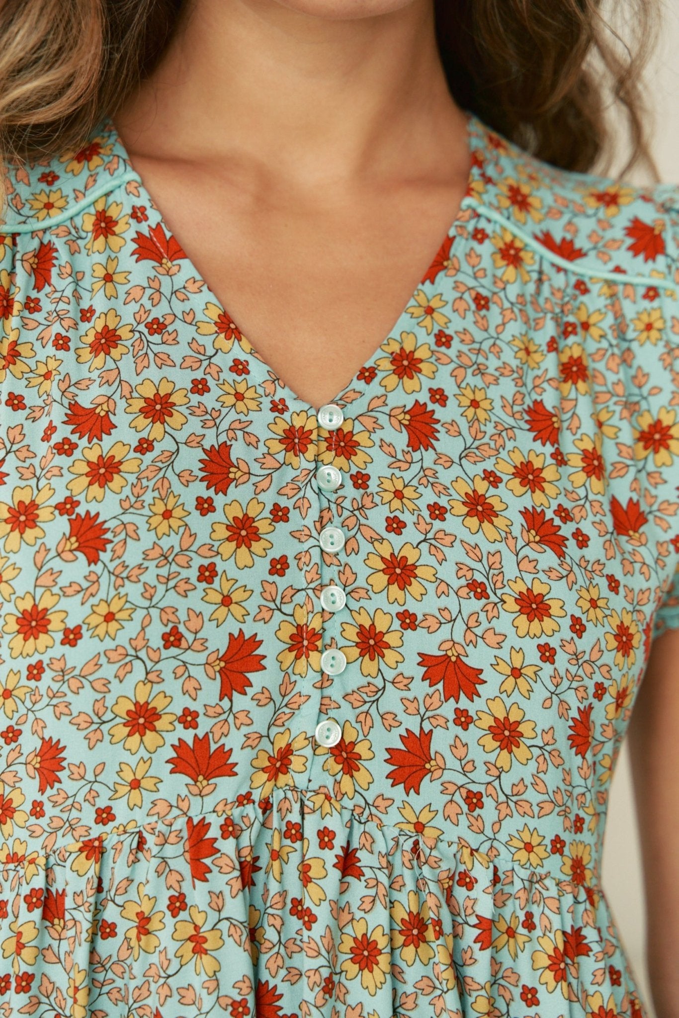 Boho - Sommerkleid mit Blumenprint und V - Ausschnitt - Blossom Hair & Fashion