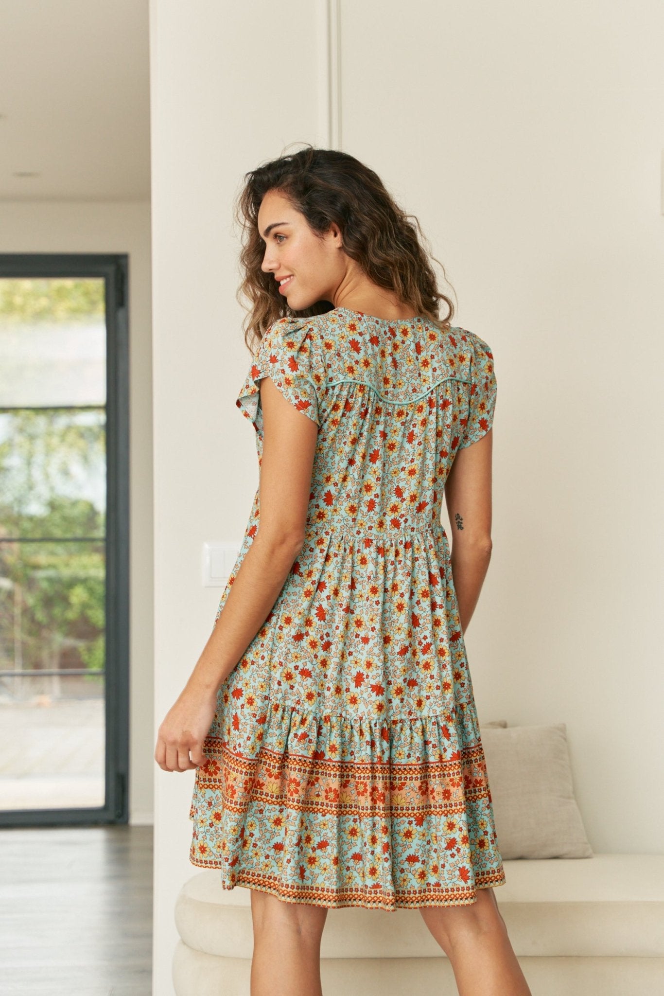 Boho - Sommerkleid mit Blumenprint und V - Ausschnitt - Blossom Hair & Fashion
