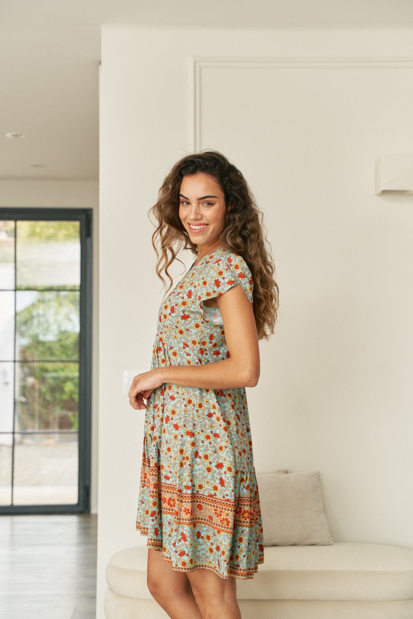 Boho - Sommerkleid mit Blumenprint und V - Ausschnitt - Blossom Hair & Fashion