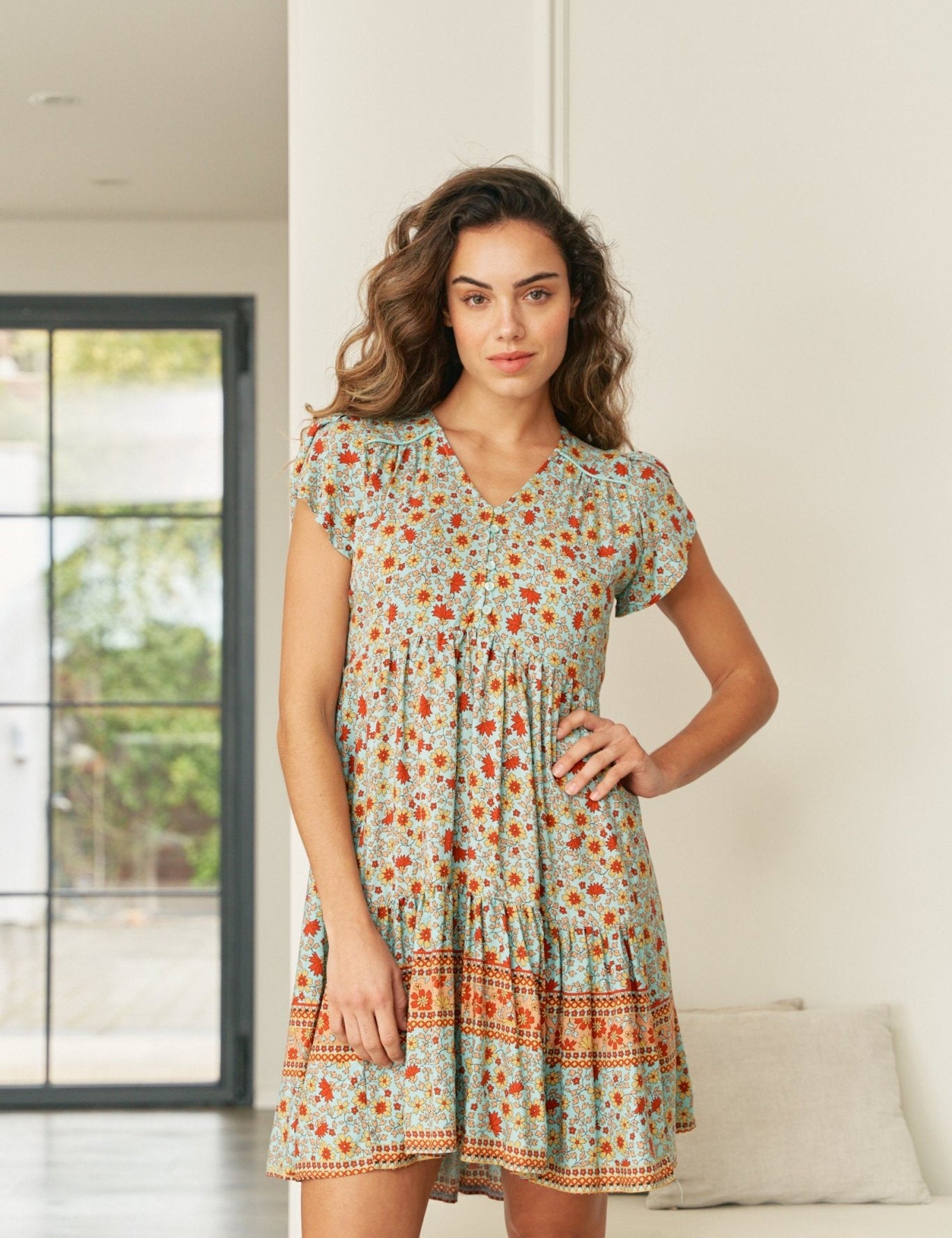 Boho - Sommerkleid mit Blumenprint und V - Ausschnitt - Blossom Hair & Fashion