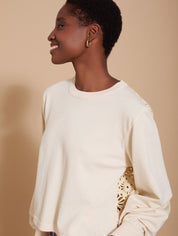 Cremefarbener Pullover mit Lochspitzen - Detail - Blossom Hair & Fashion