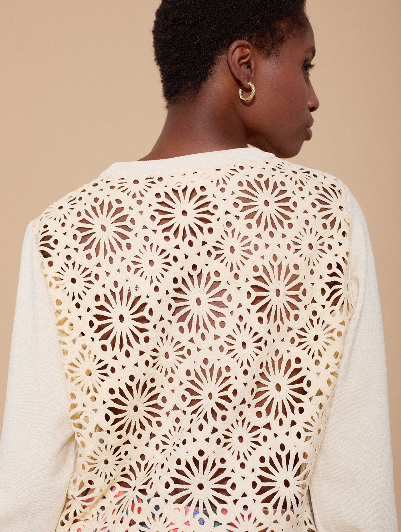 Cremefarbener Pullover mit Lochspitzen - Detail - Blossom Hair & Fashion