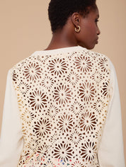 Cremefarbener Pullover mit Lochspitzen - Detail - Blossom Hair & Fashion