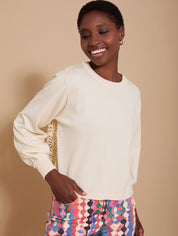 Cremefarbener Pullover mit Lochspitzen - Detail - Blossom Hair & Fashion