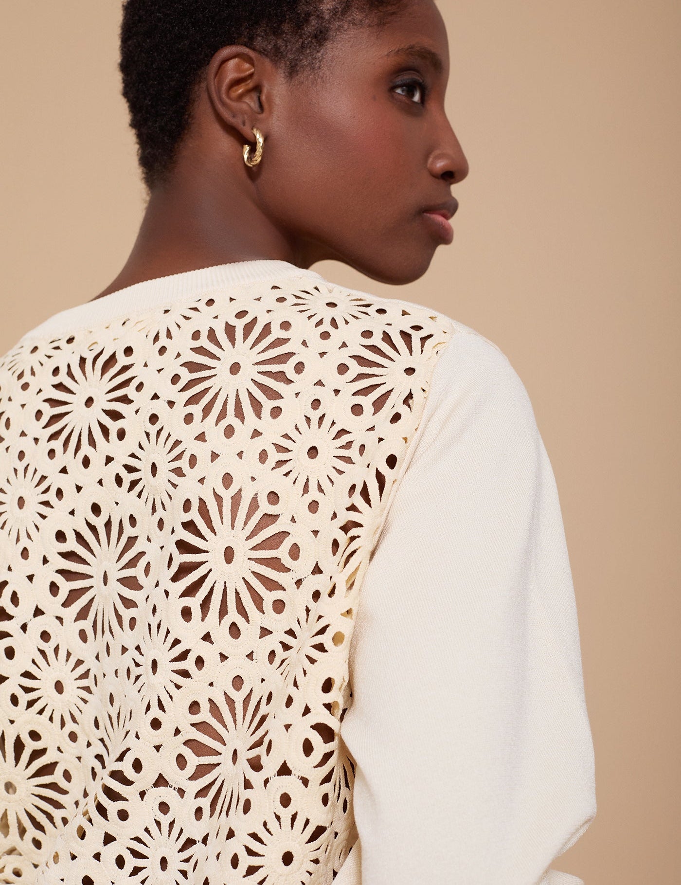 Cremefarbener Pullover mit Lochspitzen - Detail - Blossom Hair & Fashion