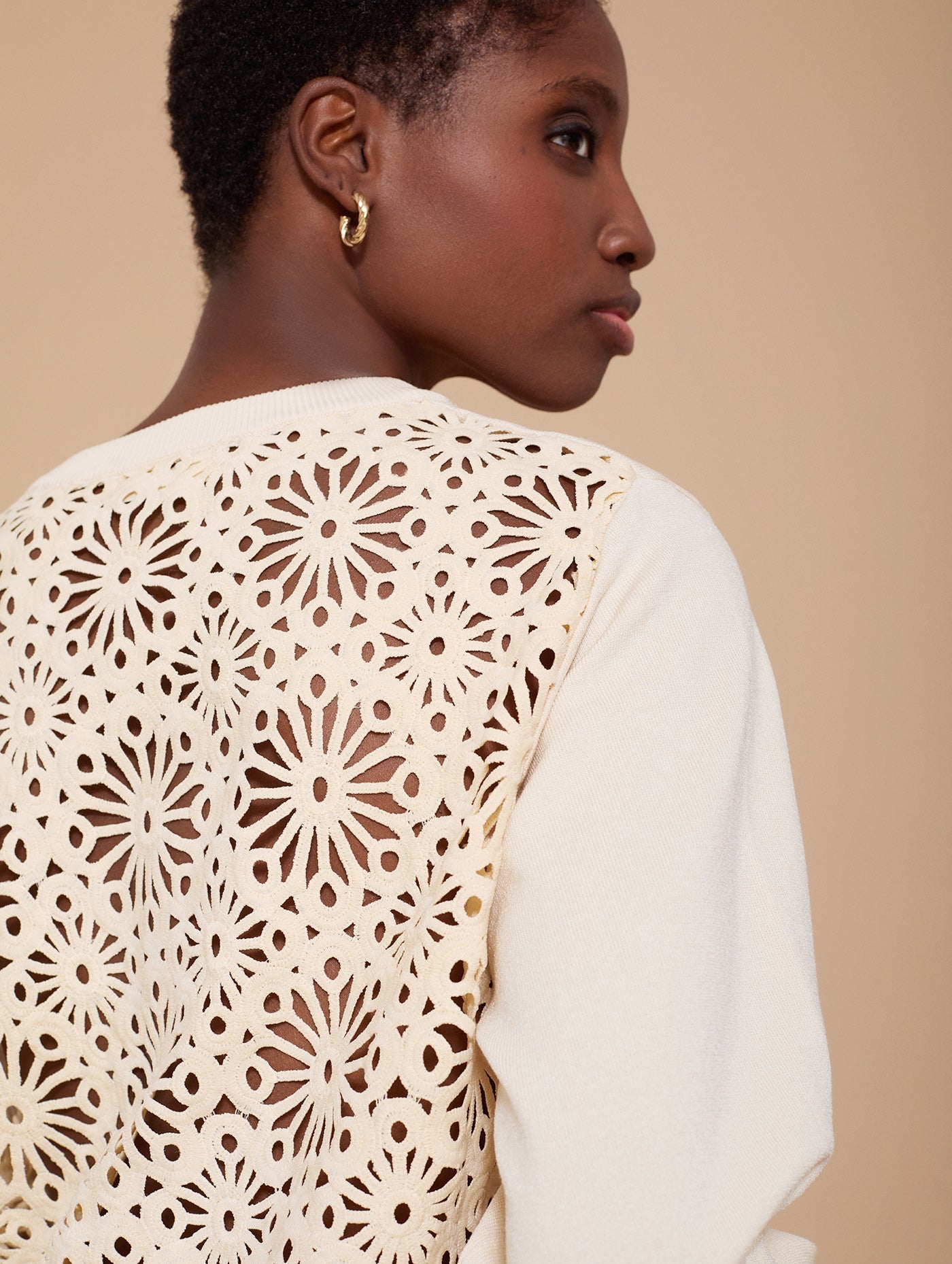 Cremefarbener Pullover mit Lochspitzen - Detail - Blossom Hair & Fashion