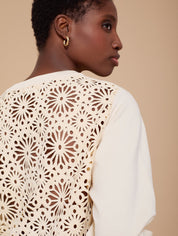 Cremefarbener Pullover mit Lochspitzen - Detail - Blossom Hair & Fashion
