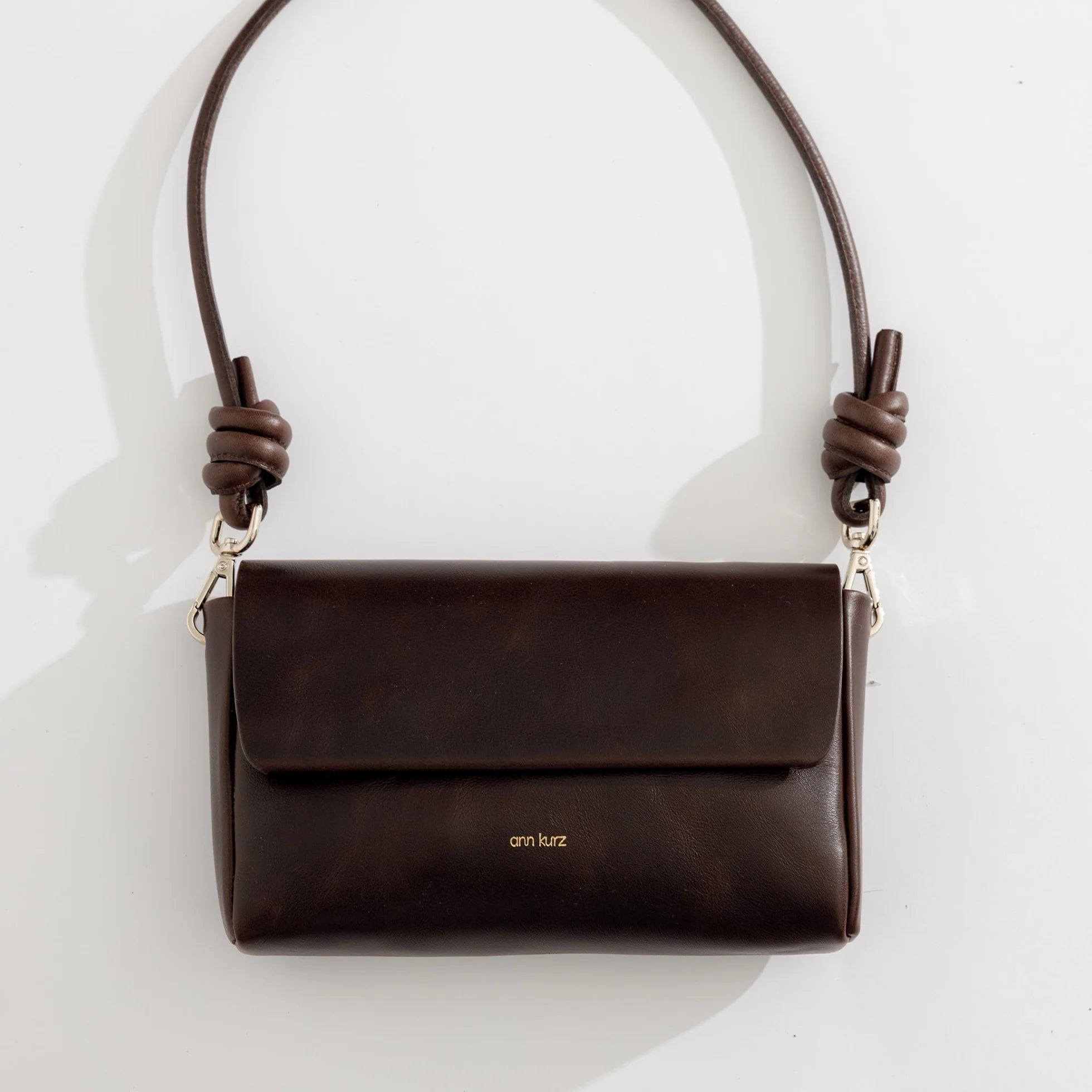 Crossbody Bag mit Klappe in Mokka - Blossom Hair & Fashion