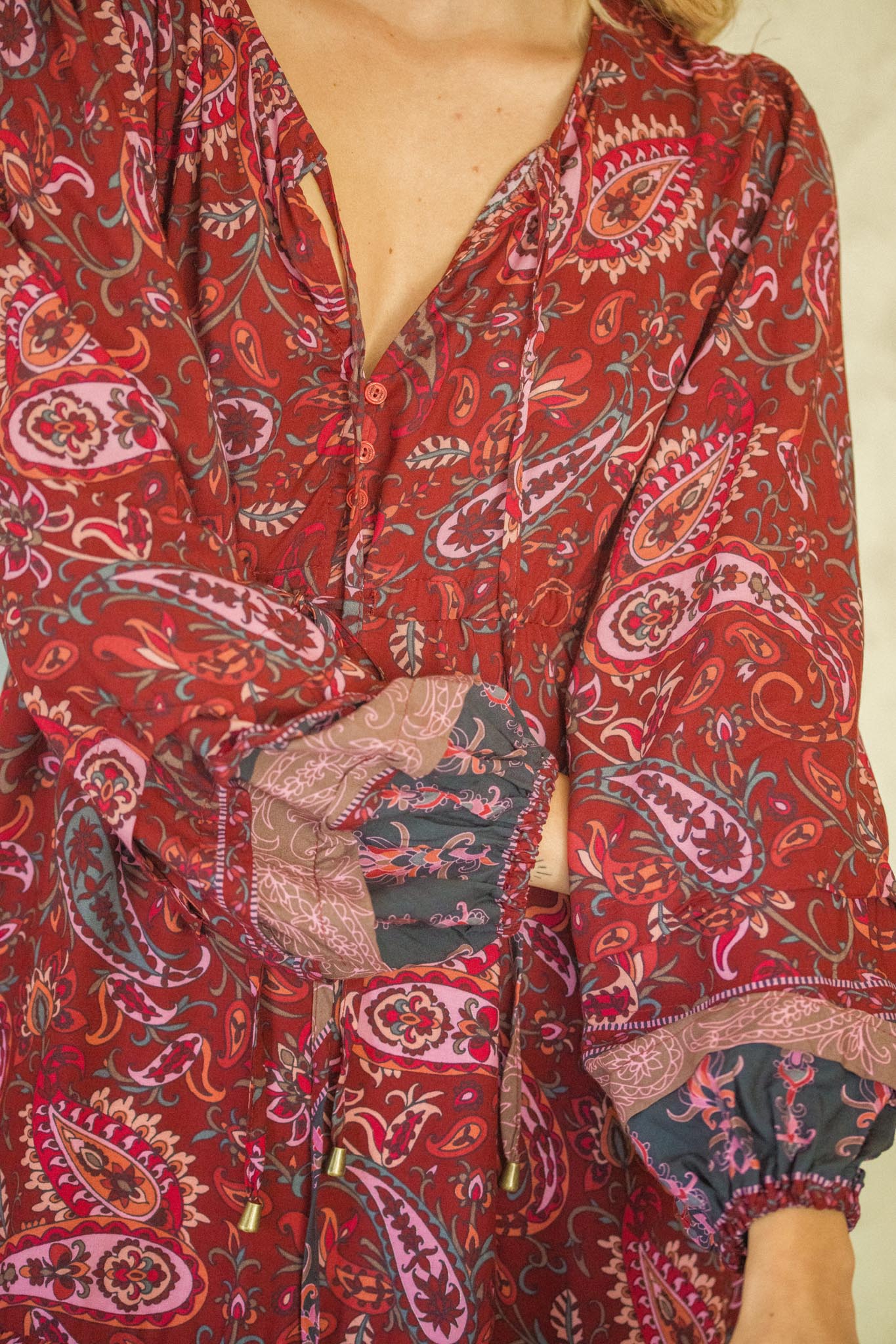 Damen Mini Winterkleid mit Paisley - Muster und langen Ärmeln - Blossom Hair & Fashion