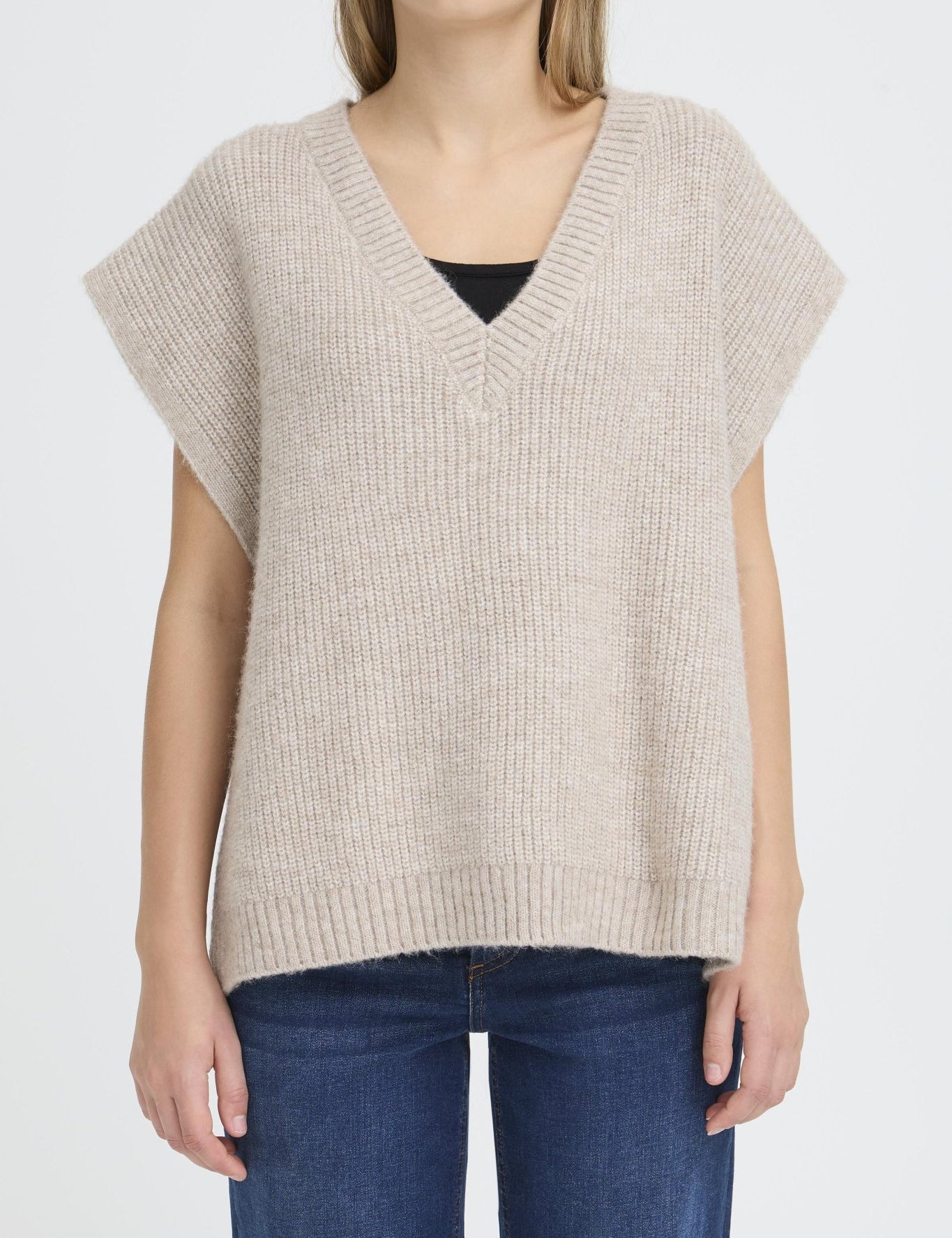 Damen Strickponcho Beige – ärmellos mit V - Ausschnitt - Blossom Hair & Fashion