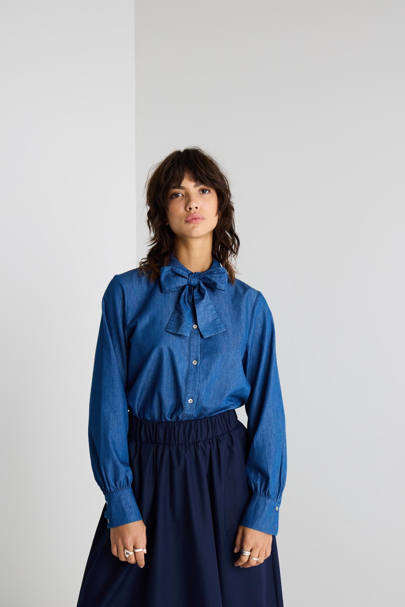 Damenbluse mit Schleife und Puffärmeln in Denim - Optik - Blossom Hair & Fashion