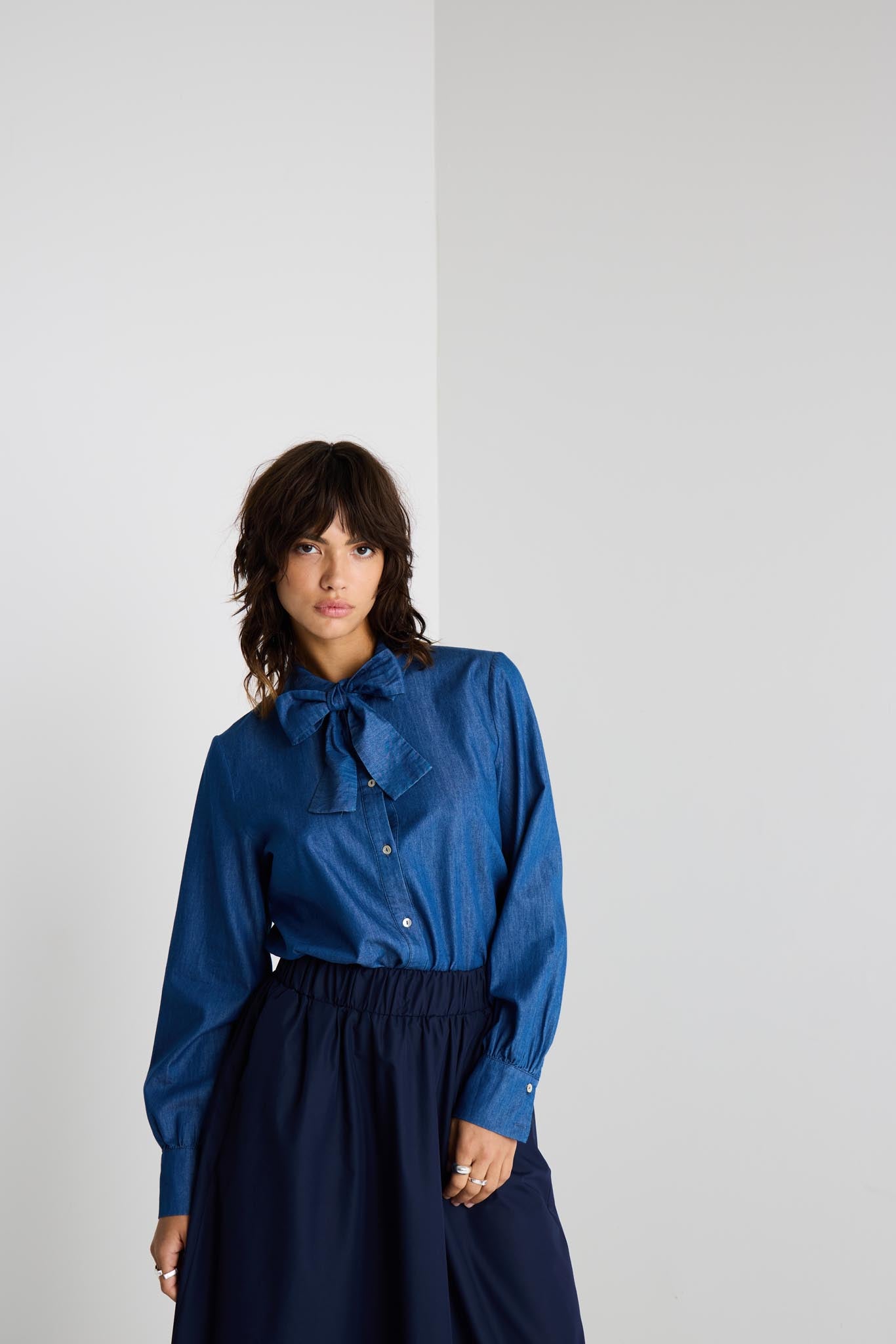 Damenbluse mit Schleife und Puffärmeln in Denim - Optik - Blossom Hair & Fashion