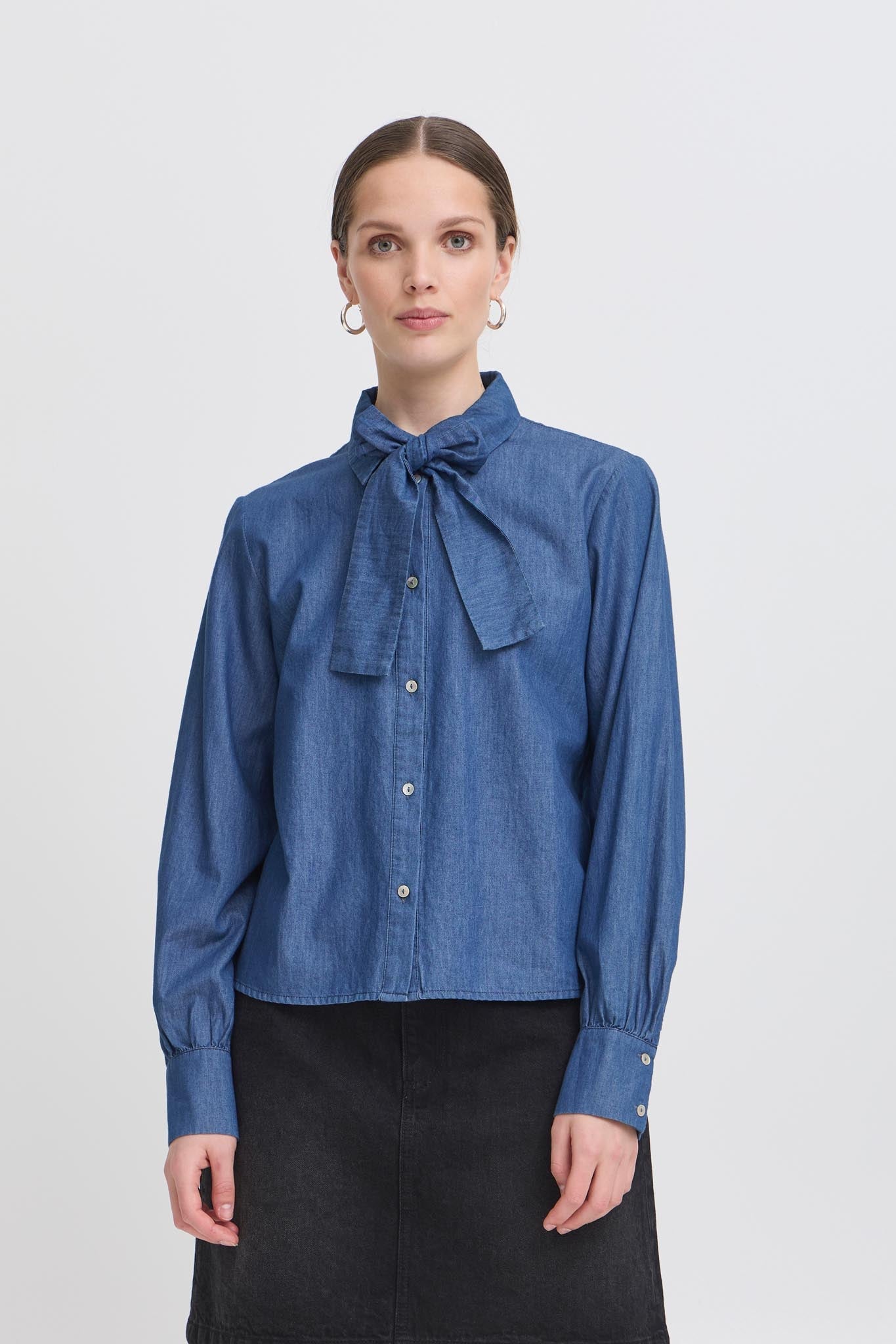 Damenbluse mit Schleife und Puffärmeln in Denim - Optik - Blossom Hair & Fashion