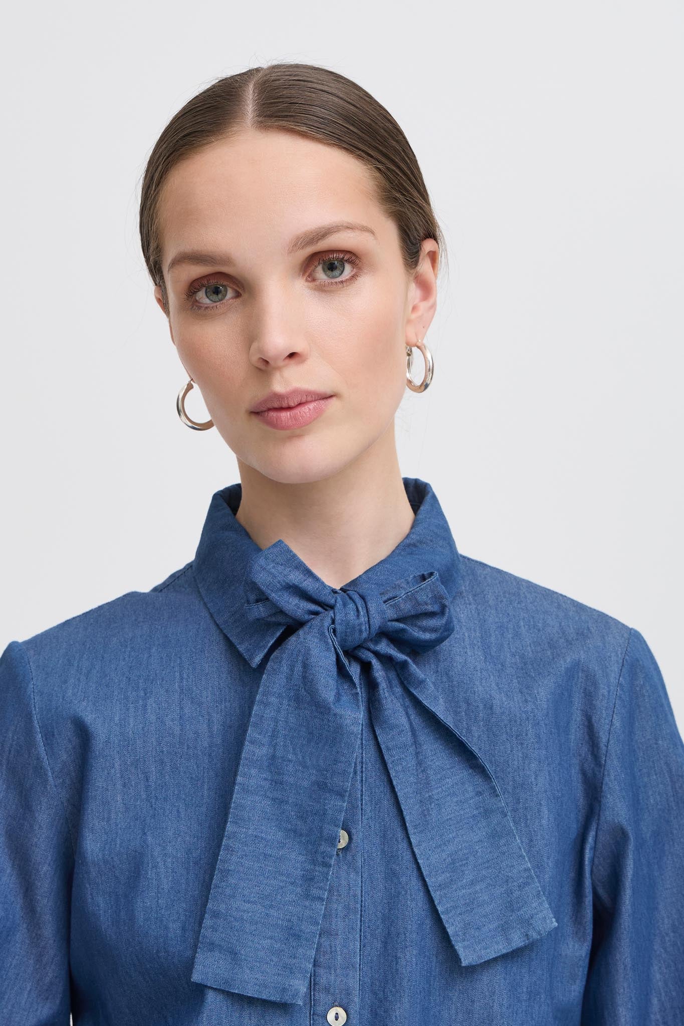 Damenbluse mit Schleife und Puffärmeln in Denim - Optik - Blossom Hair & Fashion