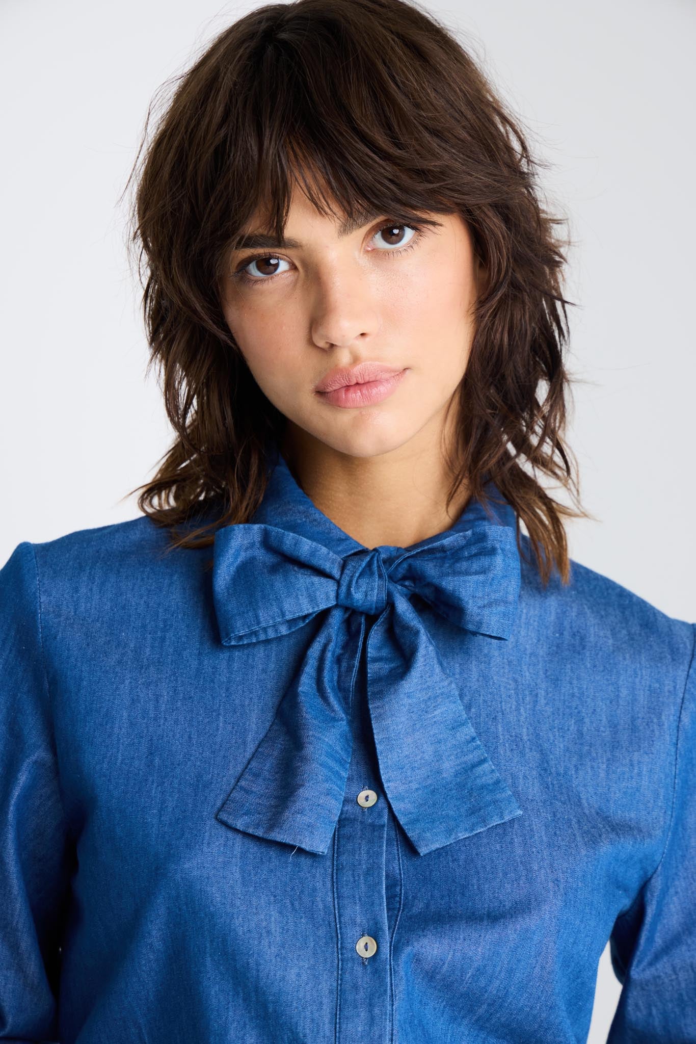 Damenbluse mit Schleife und Puffärmeln in Denim - Optik - Blossom Hair & Fashion