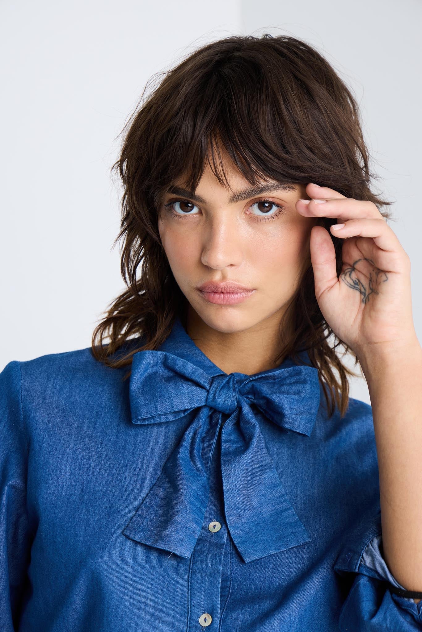 Damenbluse mit Schleife und Puffärmeln in Denim - Optik - Blossom Hair & Fashion