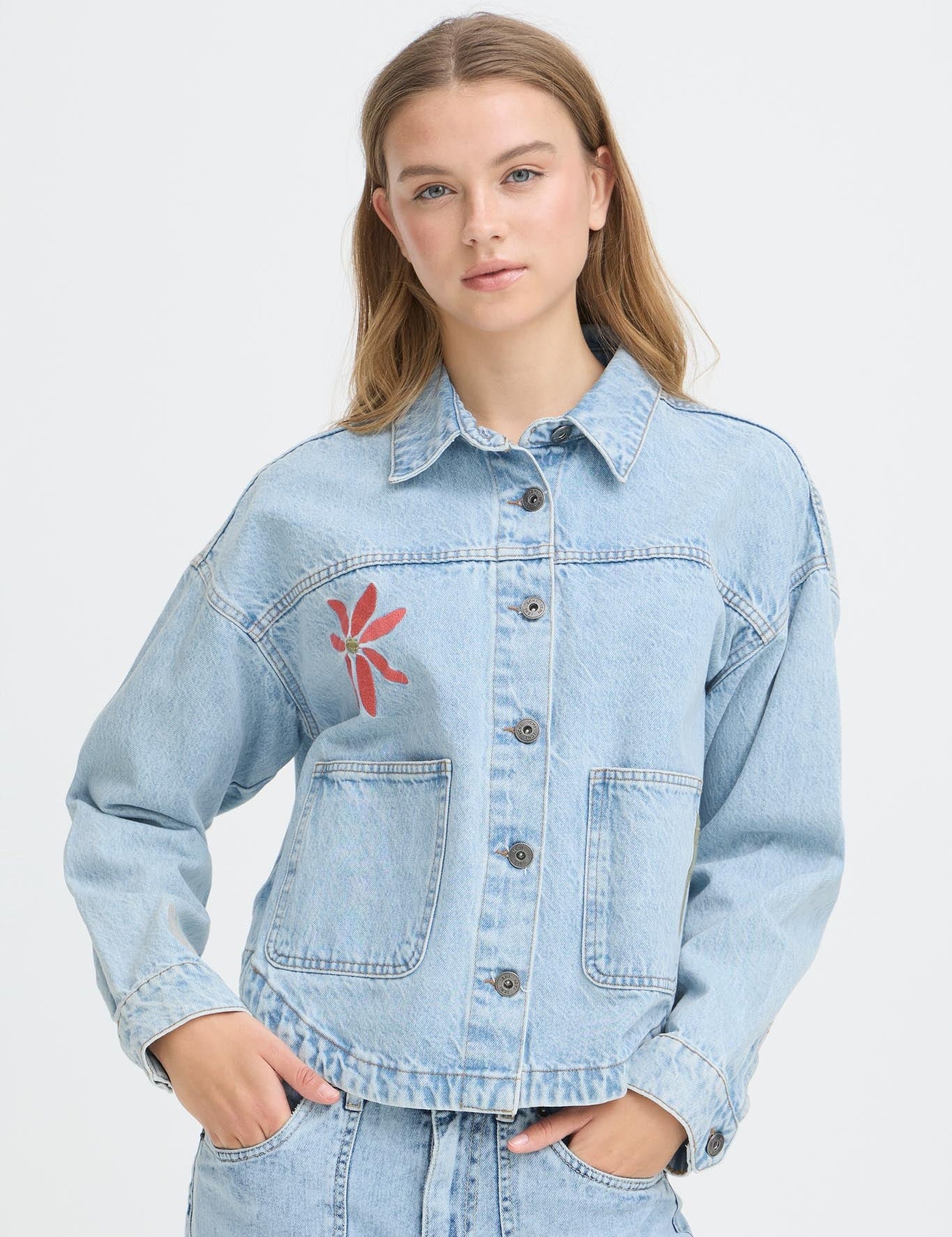 Denimjacke im Casual Fit mit Stickdetails - Blossom Hair & Fashion