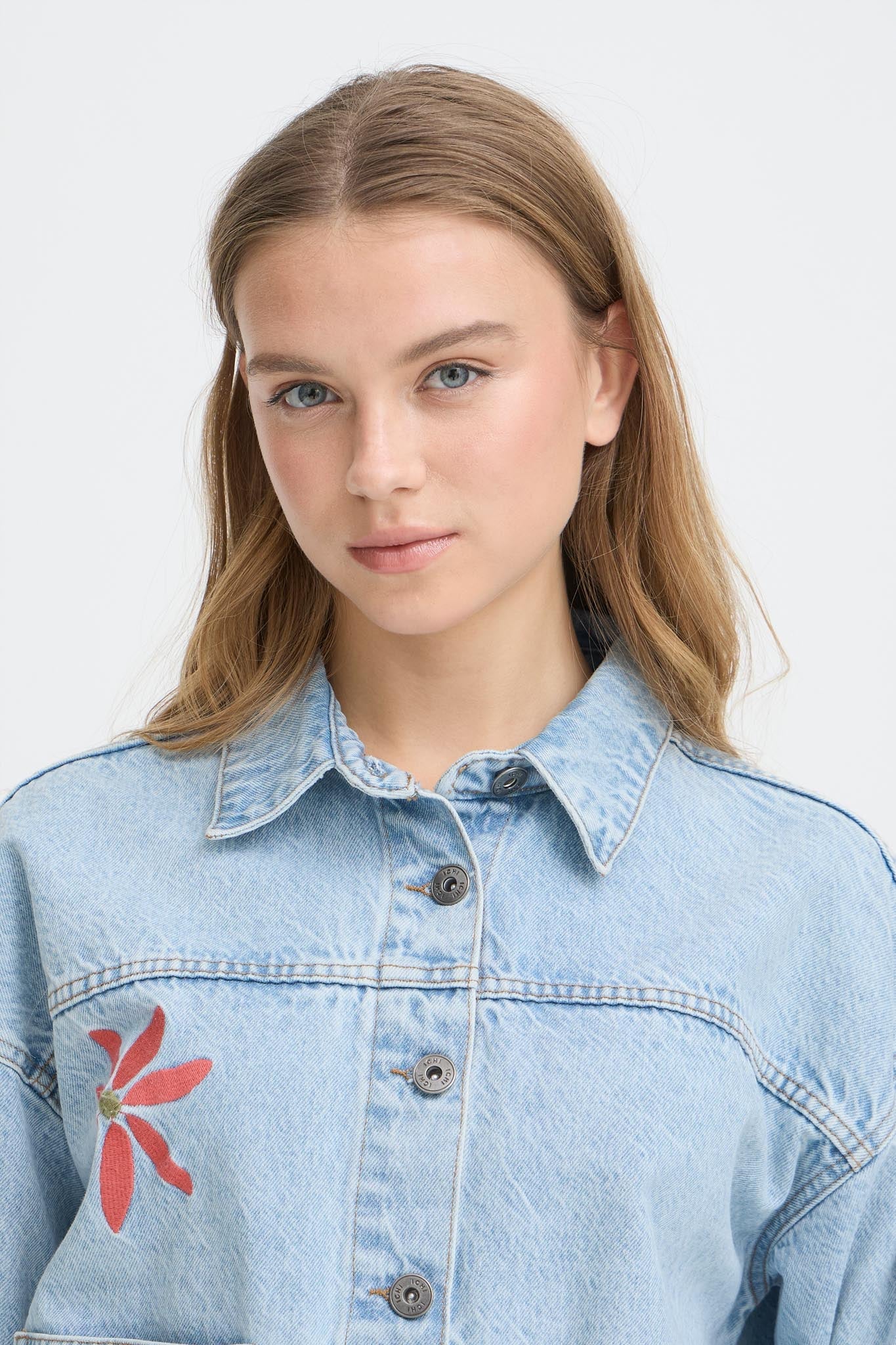 Denimjacke im Casual Fit mit Stickdetails - Blossom Hair & Fashion