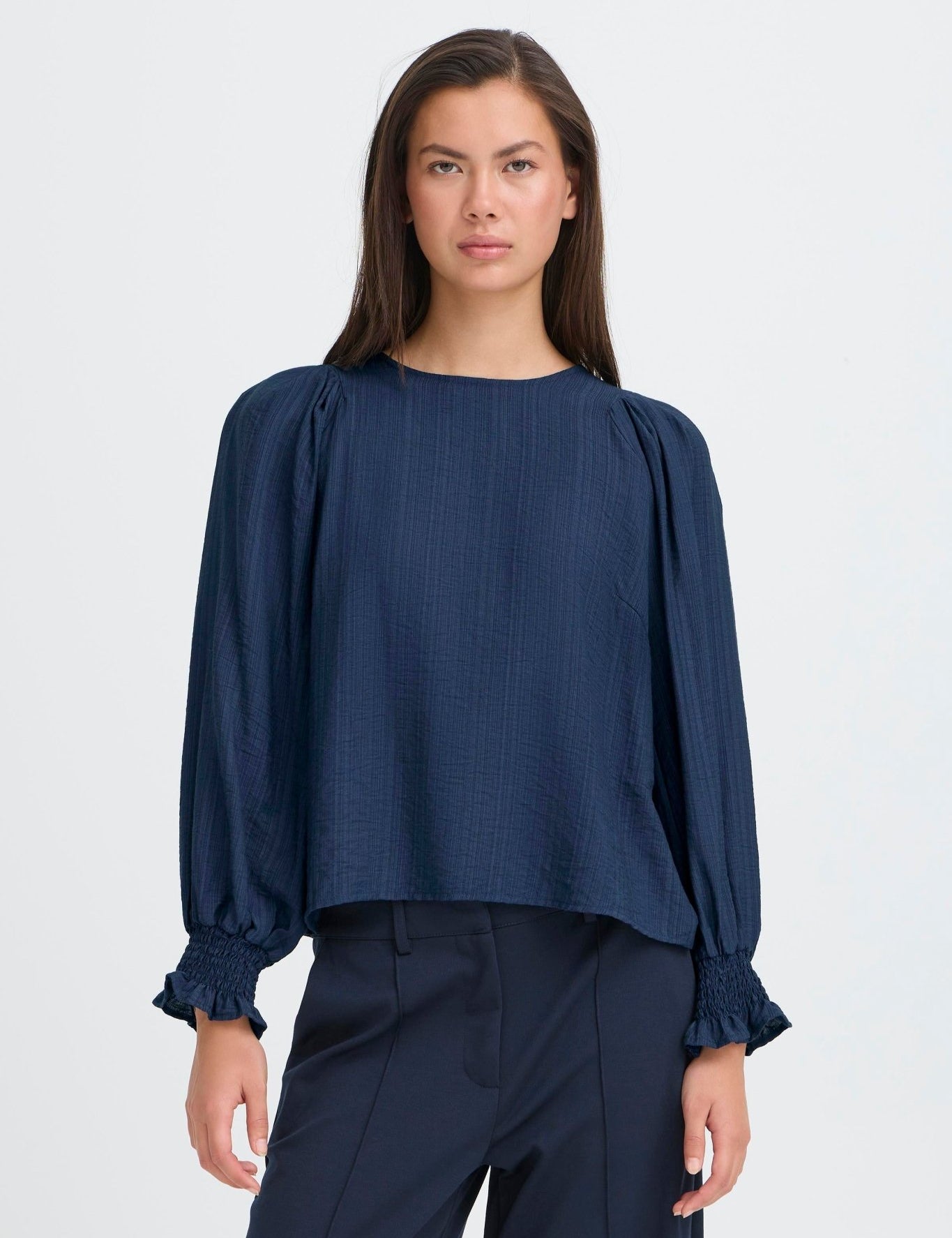 Dunkelblaue Bluse mit Strukturärmeln - Blossom Hair & Fashion