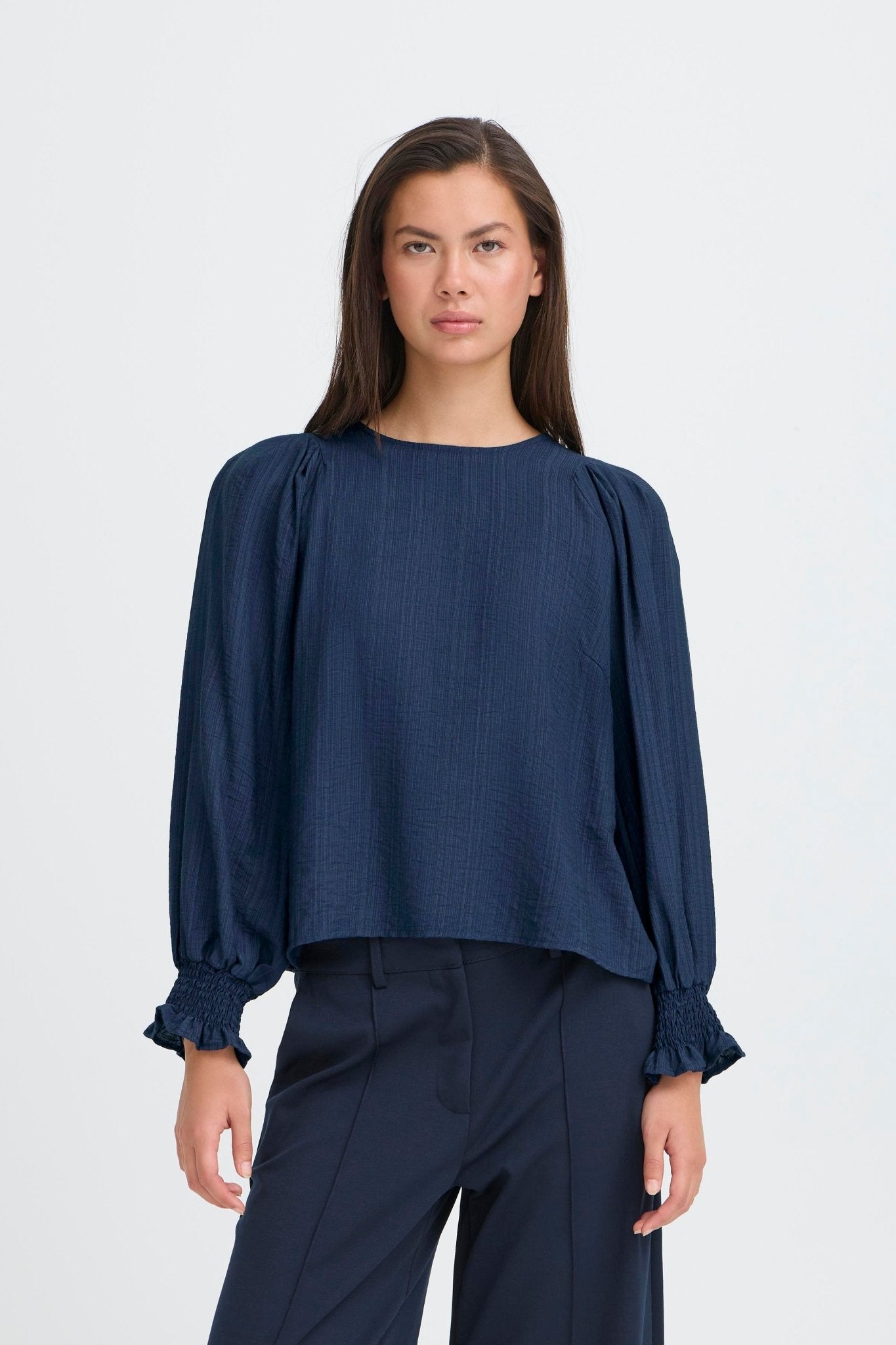 Dunkelblaue Bluse mit Strukturärmeln - Blossom Hair & Fashion