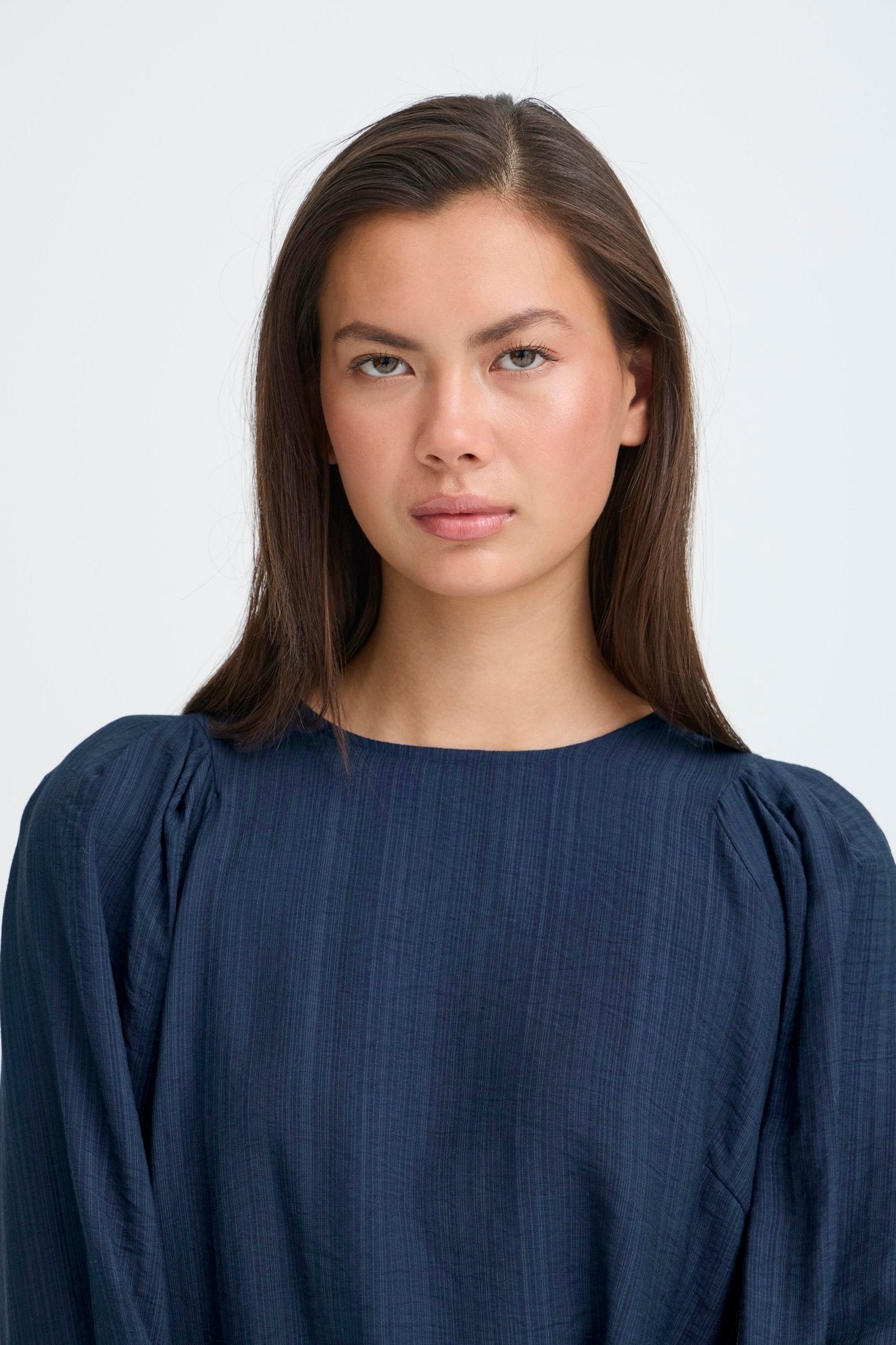 Dunkelblaue Bluse mit Strukturärmeln - Blossom Hair & Fashion