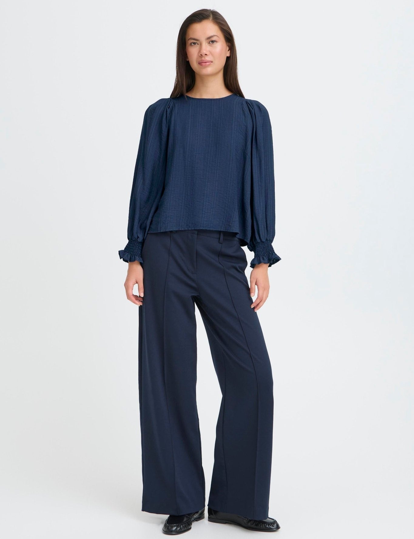 Dunkelblaue Bluse mit Strukturärmeln - Blossom Hair & Fashion