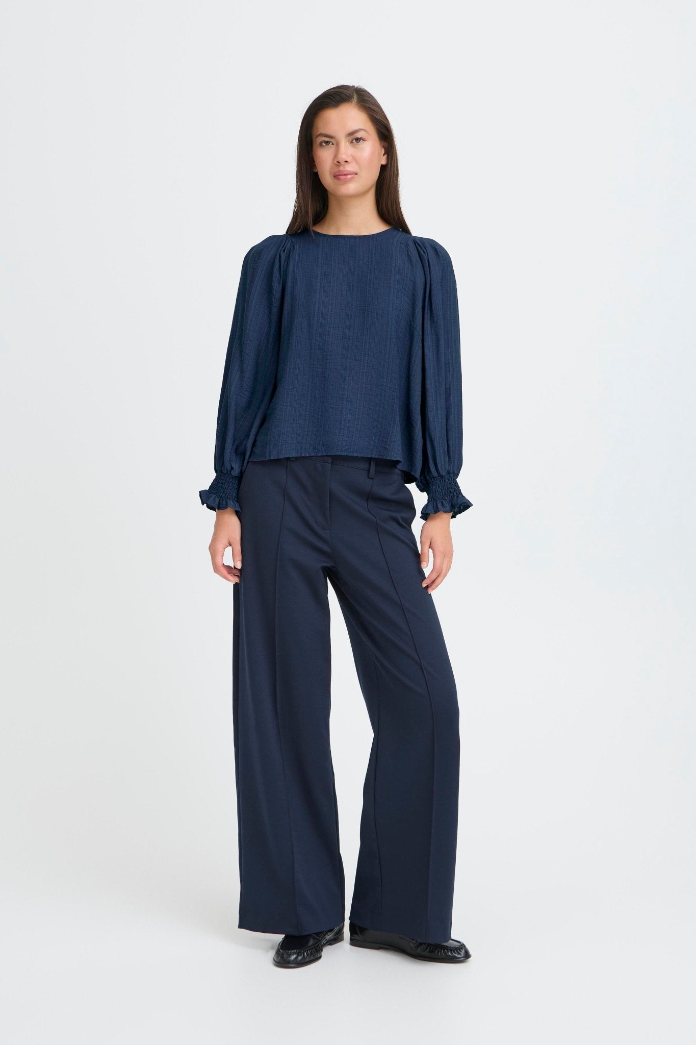 Dunkelblaue Bluse mit Strukturärmeln - Blossom Hair & Fashion