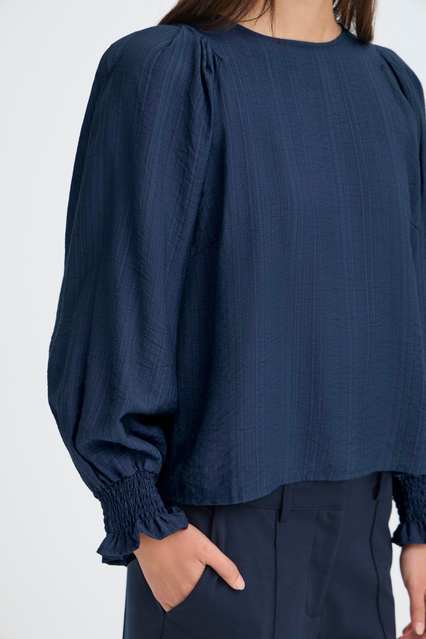 Dunkelblaue Bluse mit Strukturärmeln - Blossom Hair & Fashion