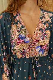 Dunkles Maxikleid mit V-Ausschnitt und Blumenmuster - Blossom Hair & Fashion