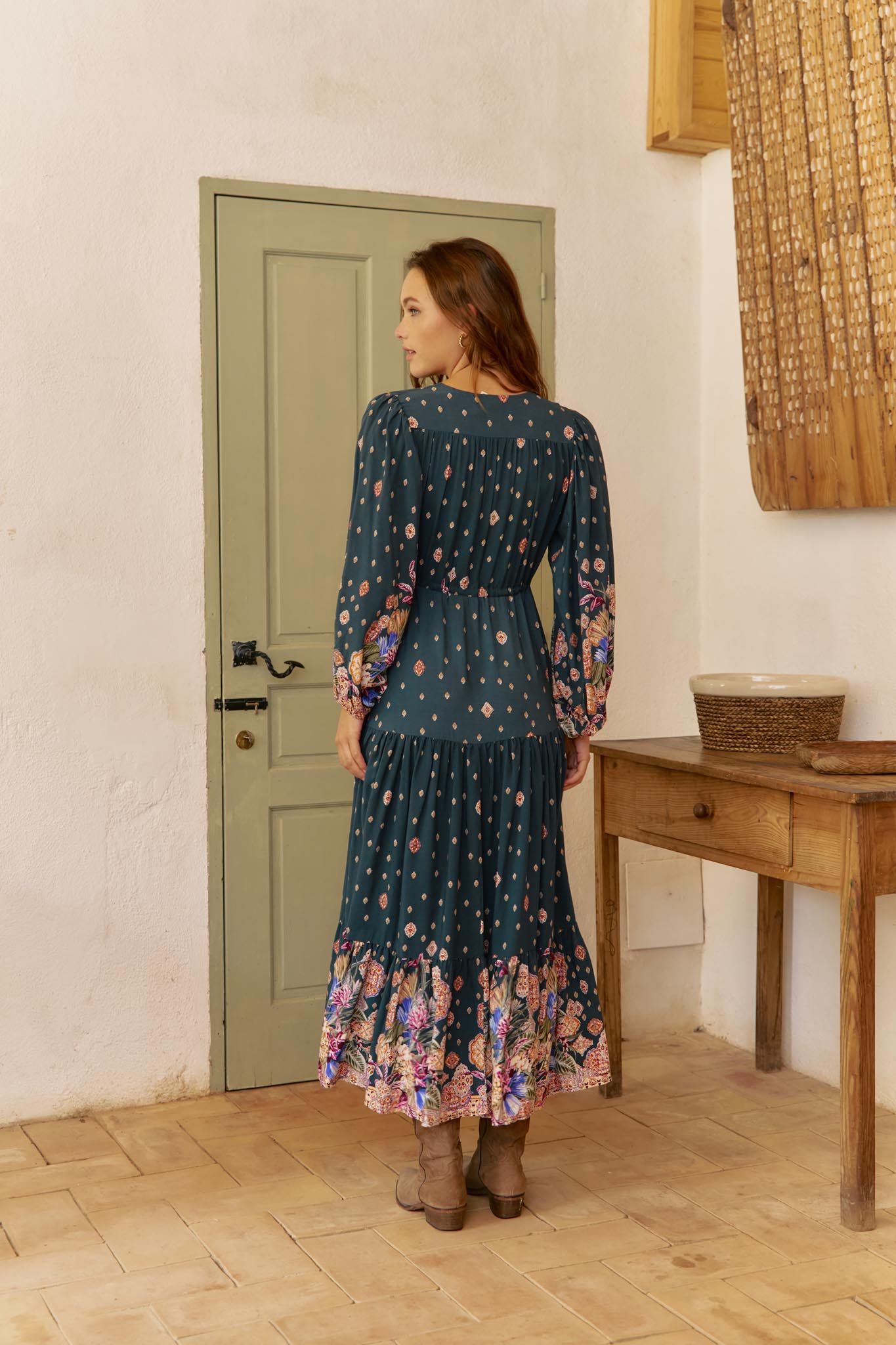 Dunkles Maxikleid mit V-Ausschnitt und Blumenmuster - Blossom Hair & Fashion