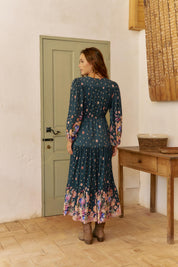 Dunkles Maxikleid mit V-Ausschnitt und Blumenmuster - Blossom Hair & Fashion