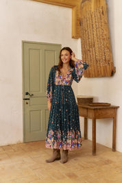 Dunkles Maxikleid mit V-Ausschnitt und Blumenmuster - Blossom Hair & Fashion