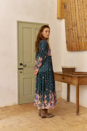 Dunkles Maxikleid mit V-Ausschnitt und Blumenmuster - Blossom Hair & Fashion