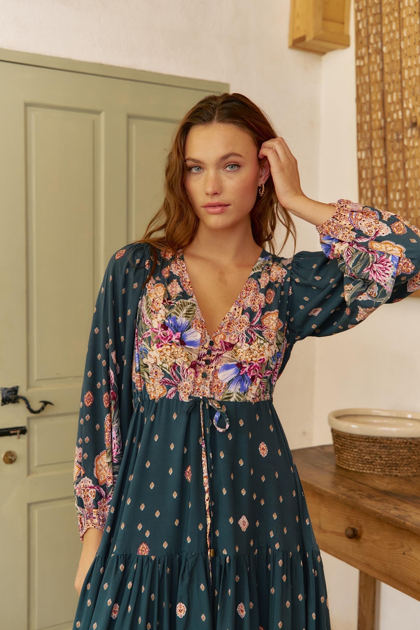 Dunkles Maxikleid mit V-Ausschnitt und Blumenmuster - Blossom Hair & Fashion