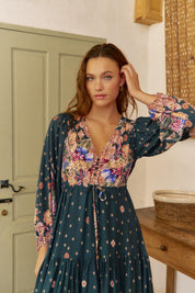 Dunkles Maxikleid mit V-Ausschnitt und Blumenmuster - Blossom Hair & Fashion