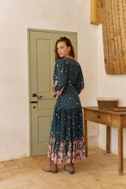 Dunkles Maxikleid mit V-Ausschnitt und Blumenmuster - Blossom Hair & Fashion
