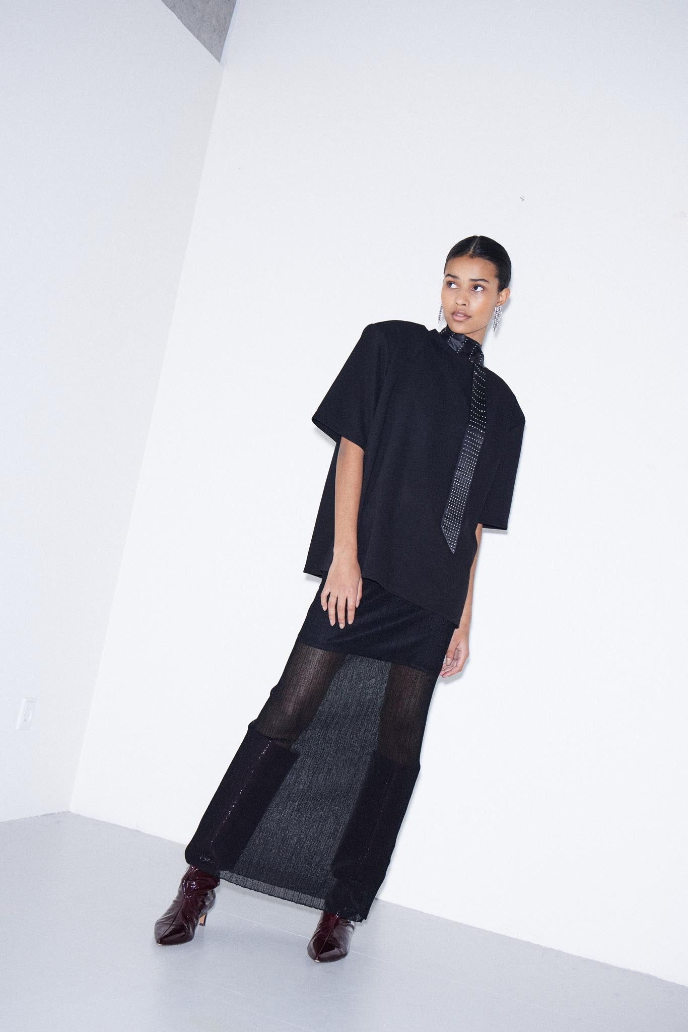 Elegantes schwarzes Damen - Shirt mit Recycling - Anteil - Blossom Hair & Fashion
