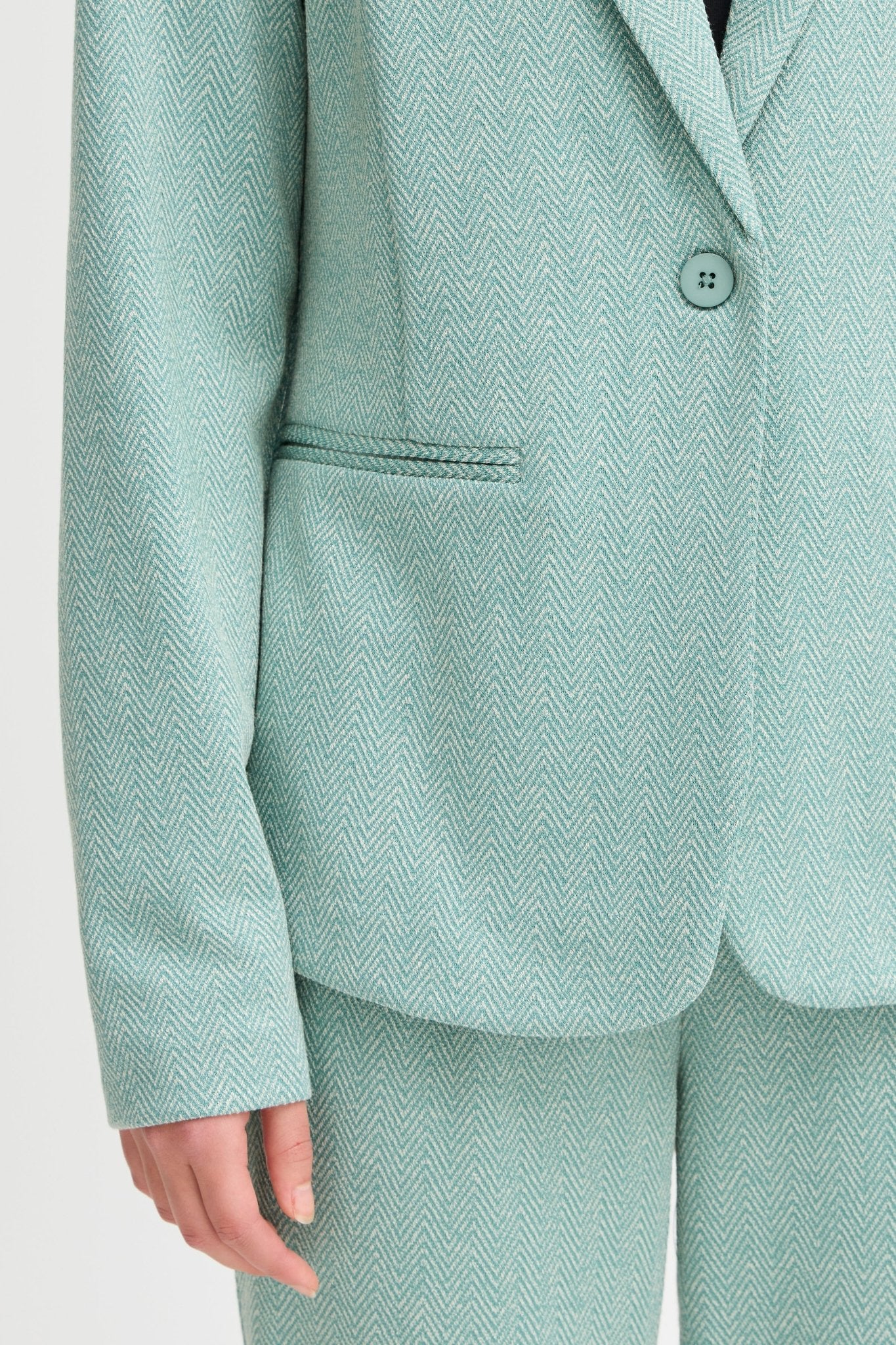 Exklusiver Blazer in Beryl Green mit Herringbone - Muster - Blossom Hair & Fashion