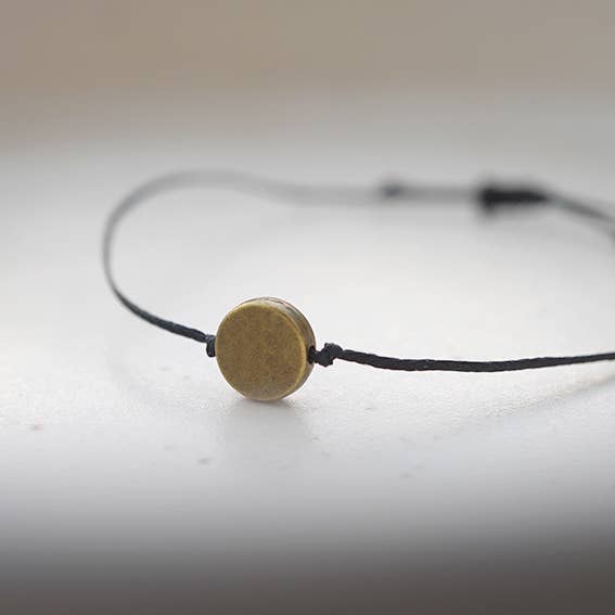 Feines Armband mit rundem Element in Grau, Braun & Schwarz - Blossom Hair & Fashion