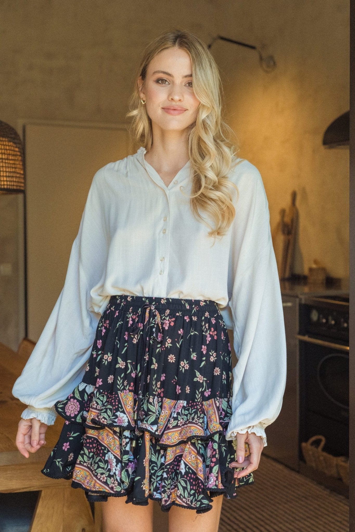 Femininer Damen Minirock mit Blumenprint und Volants - Blossom Hair & Fashion