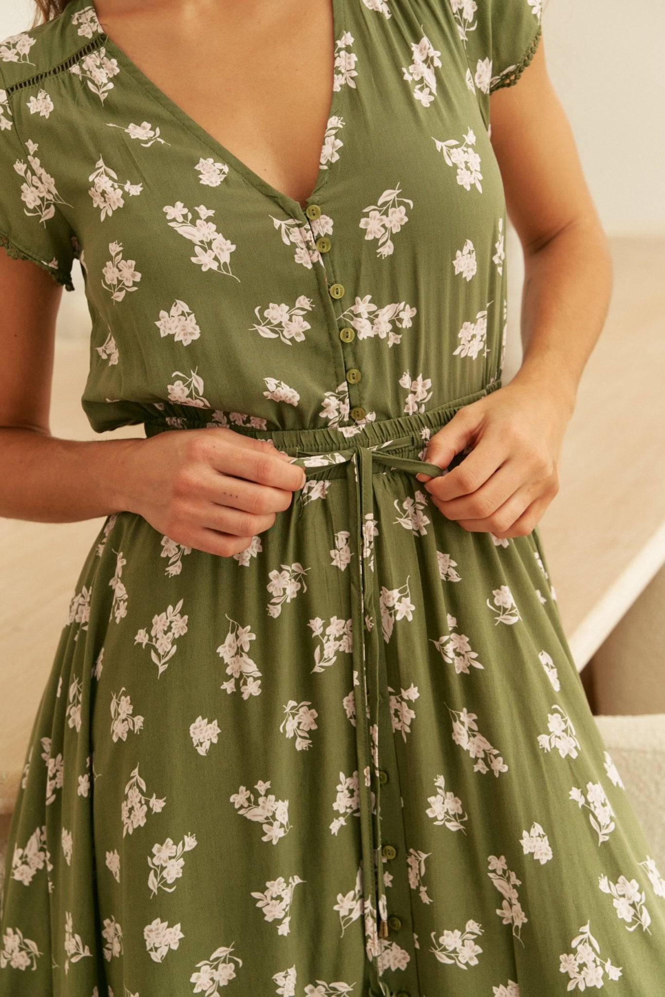 Floraler Midirock mit Knopfleiste in Khaki - Blossom Hair & Fashion