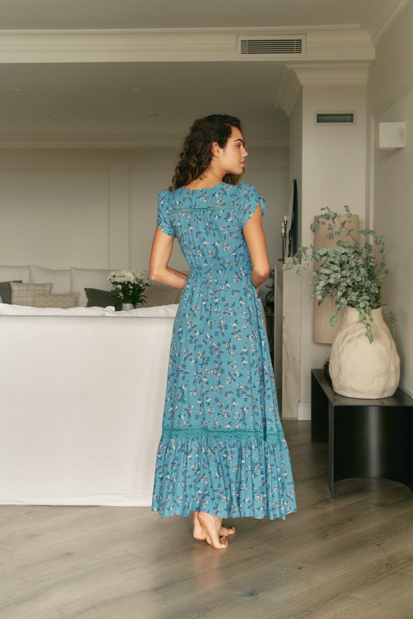 Florales Boho - Kleid mit Knopfleiste und V - Ausschnitt - Blossom Hair & Fashion