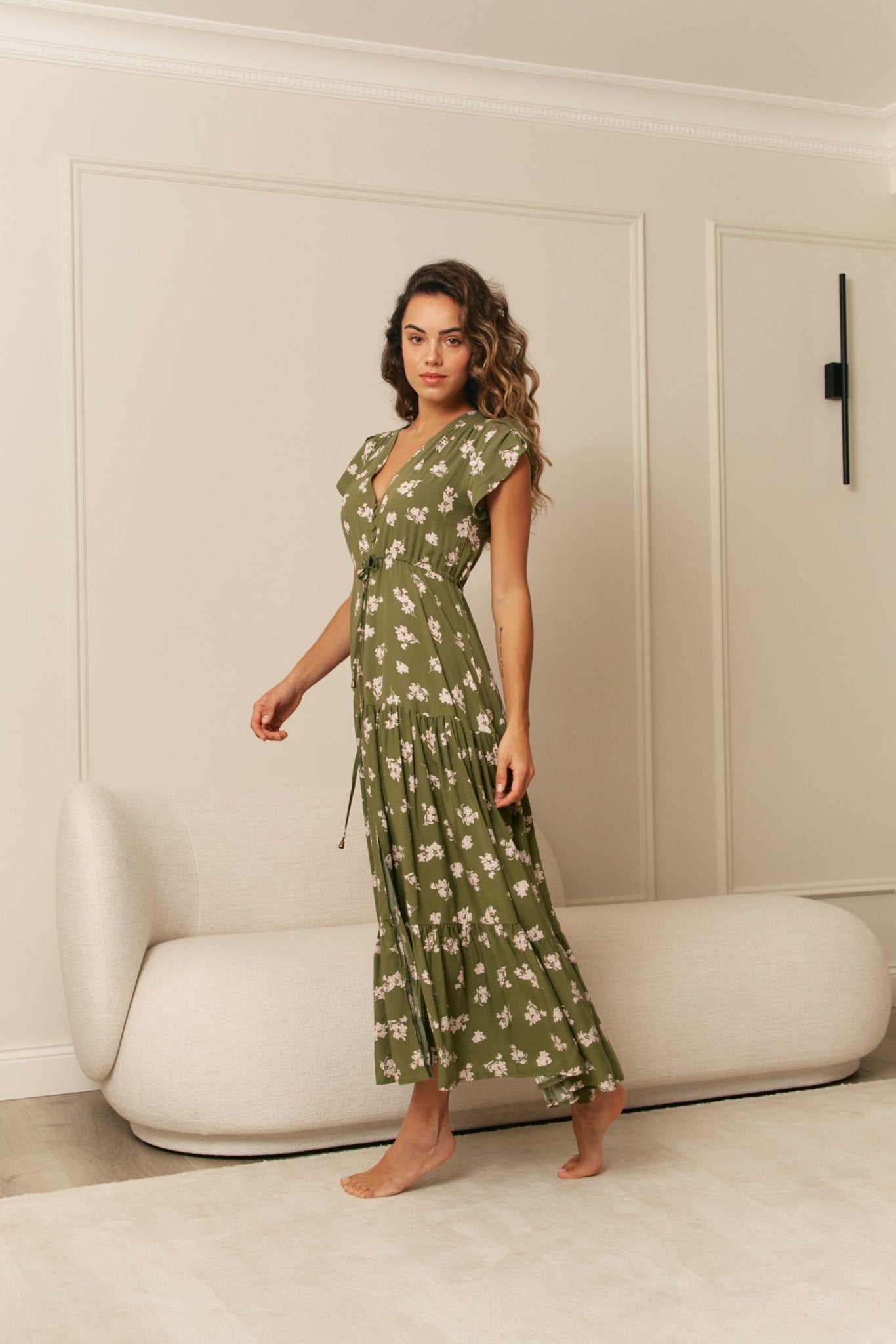 Florales Maxikleid in Khaki mit Taillenband - Blossom Hair & Fashion