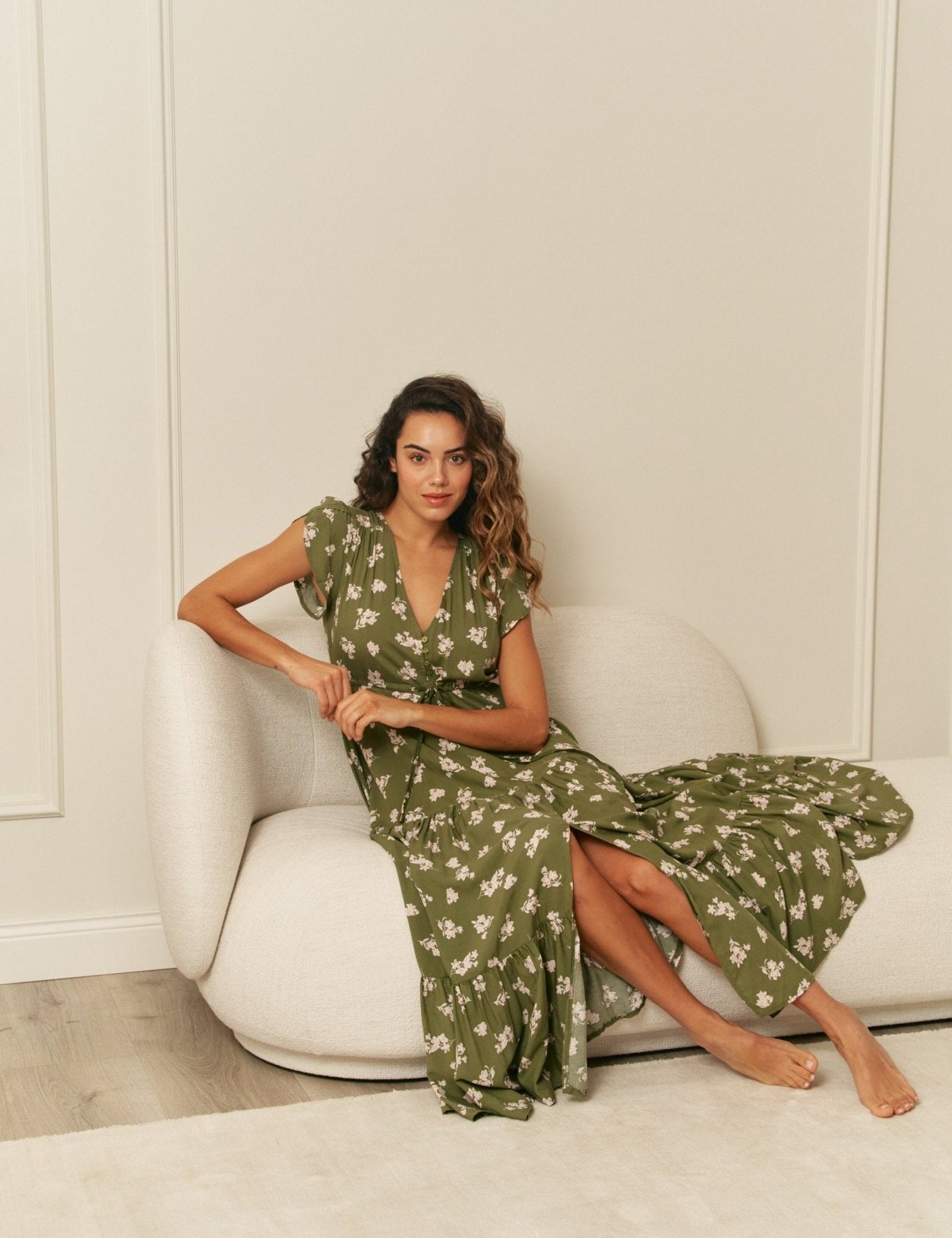 Florales Maxikleid in Khaki mit Taillenband - Blossom Hair & Fashion