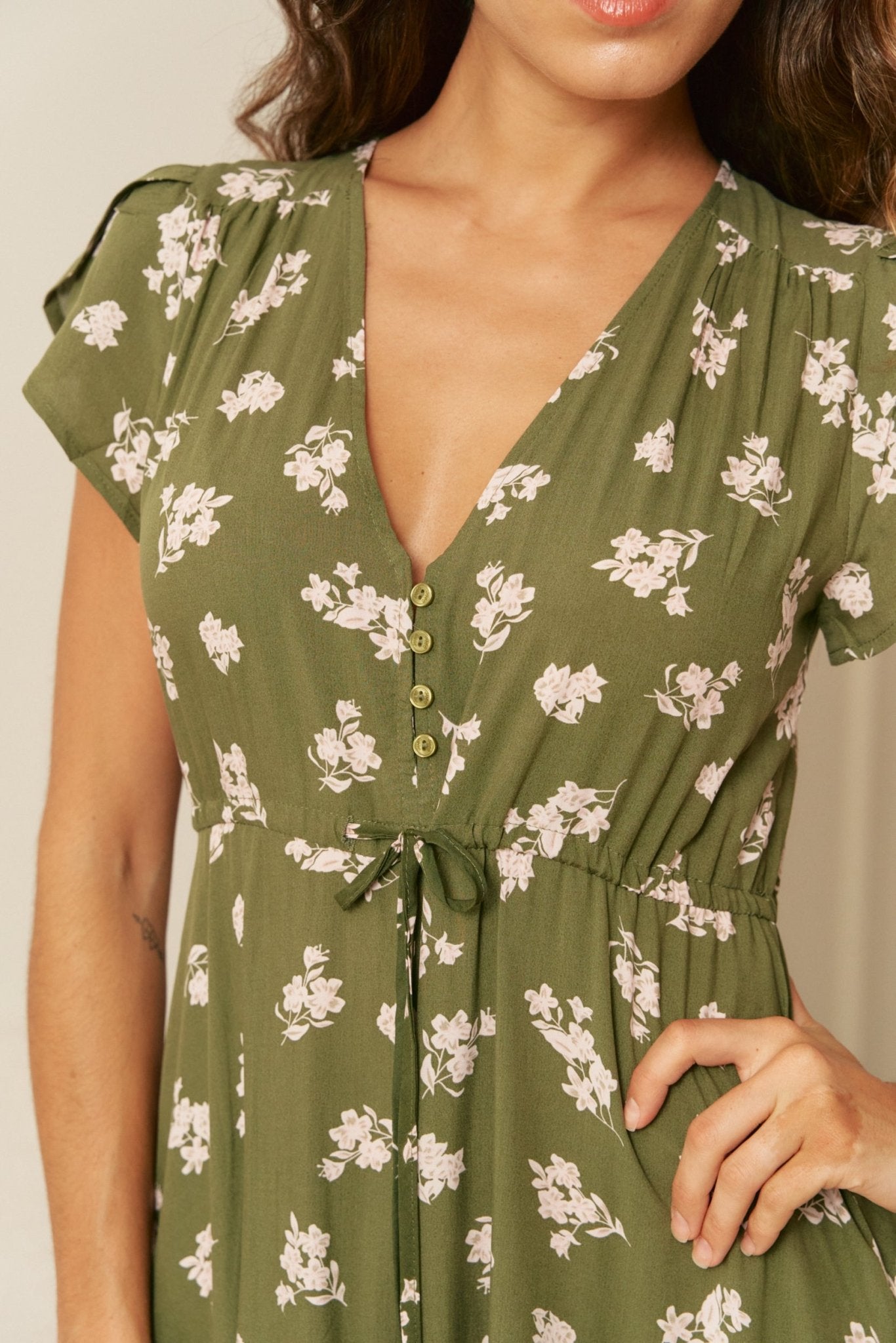 Florales Maxikleid in Khaki mit Taillenband - Blossom Hair & Fashion