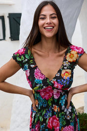 Florales Maxikleid mit V - Ausschnitt aus 100 % Rayon - Blossom Hair & Fashion