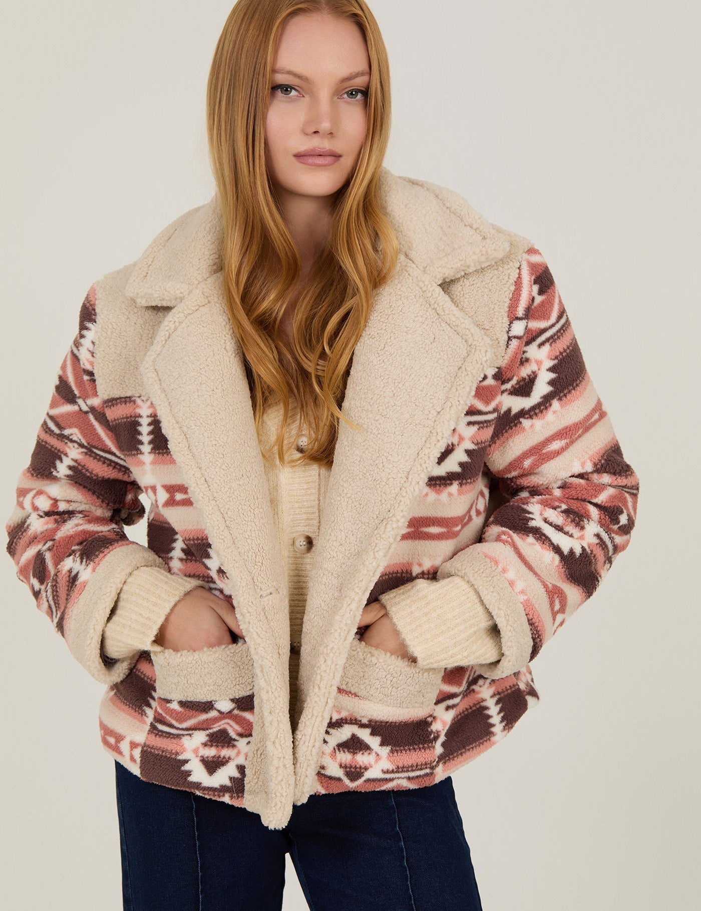 Gemusterte Teddy - Jacke mit Reverskragen - Blossom Hair & Fashion