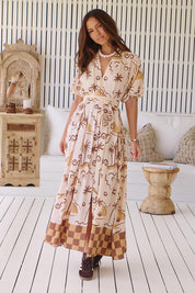 Gemustertes Maxikleid mit Bindegürtel und Schlitz - Blossom Hair & Fashion