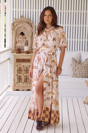 Gemustertes Maxikleid mit Bindegürtel und Schlitz - Blossom Hair & Fashion